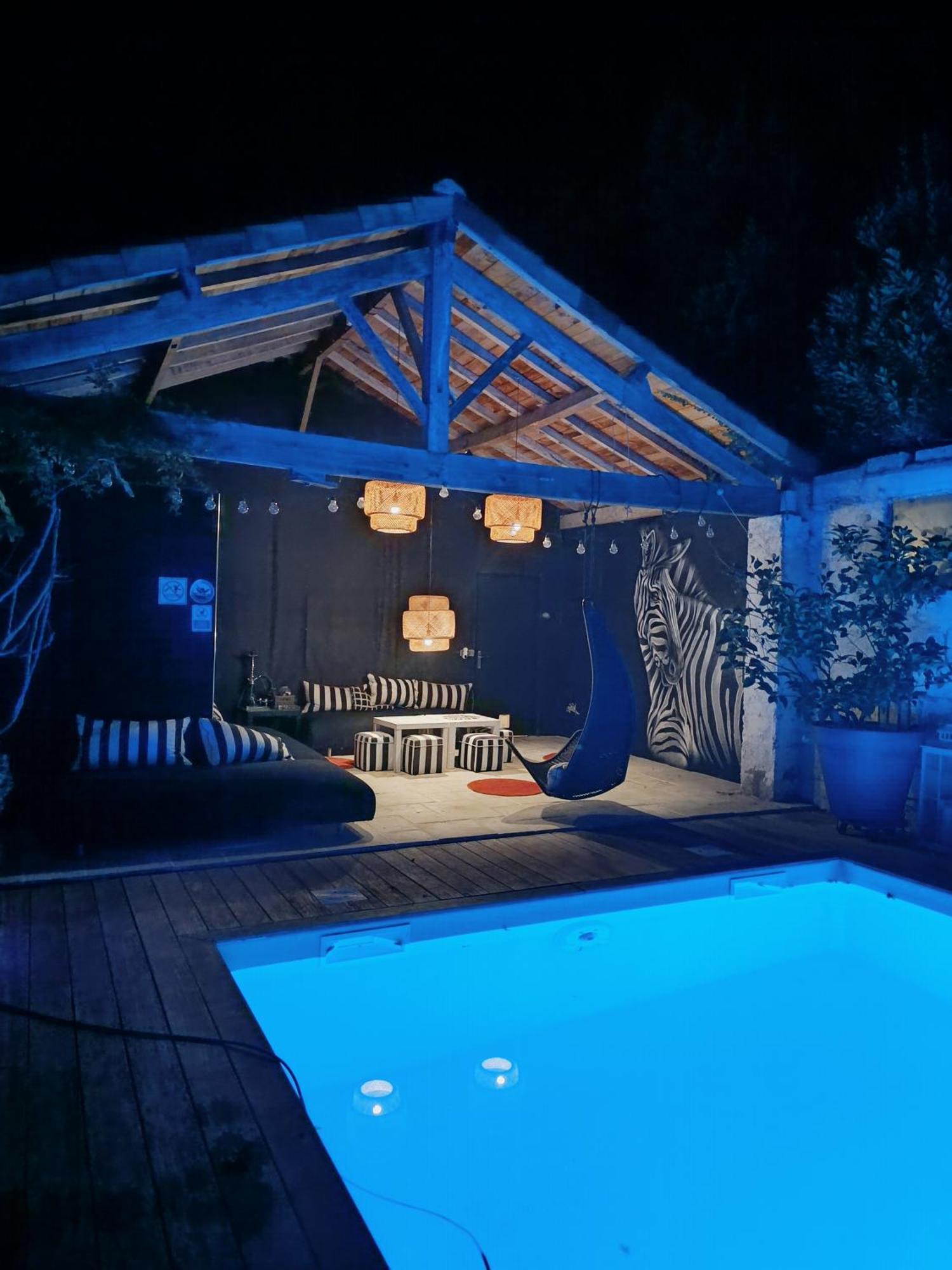 Buky Palace Pons Bagian luar foto